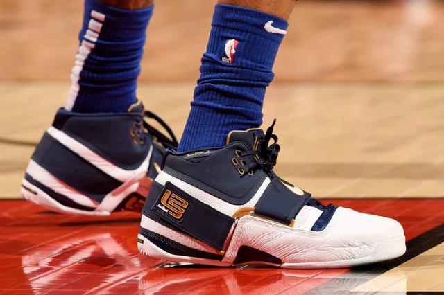 生猛！21岁小将替补梅开二度，后脚跟写意破门+戏耍裤袜