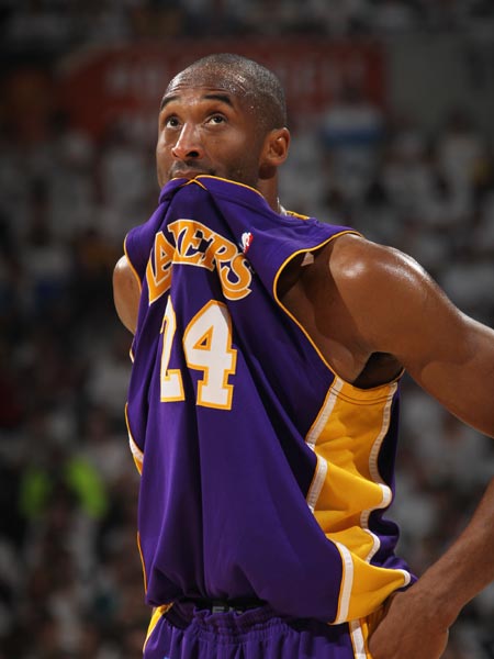 铃木一朗在 2004 年单季击出 262 支安打，打破了乔治·席斯勒尘封 84 年的历史纪录