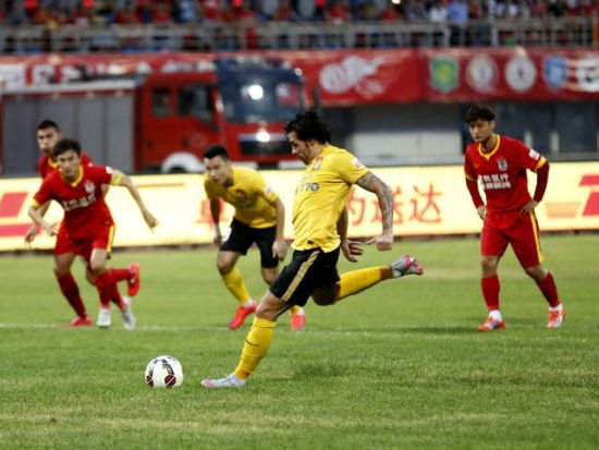 世体：安东尼脚踝伤势有所缓解，应该可以顺利出战巴萨