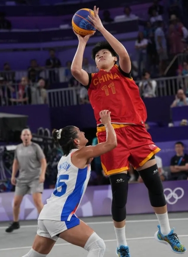 擦屁股！追梦篮下几乎空篮不进！巴特勒飞身再抢前场板补进！